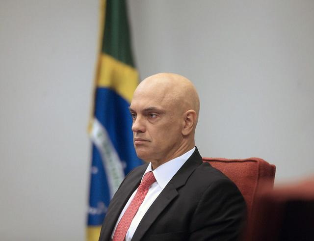 Alexandre de Moraes rejeita pedido de apreensão de passaporte de Eduardo Bolsonaro