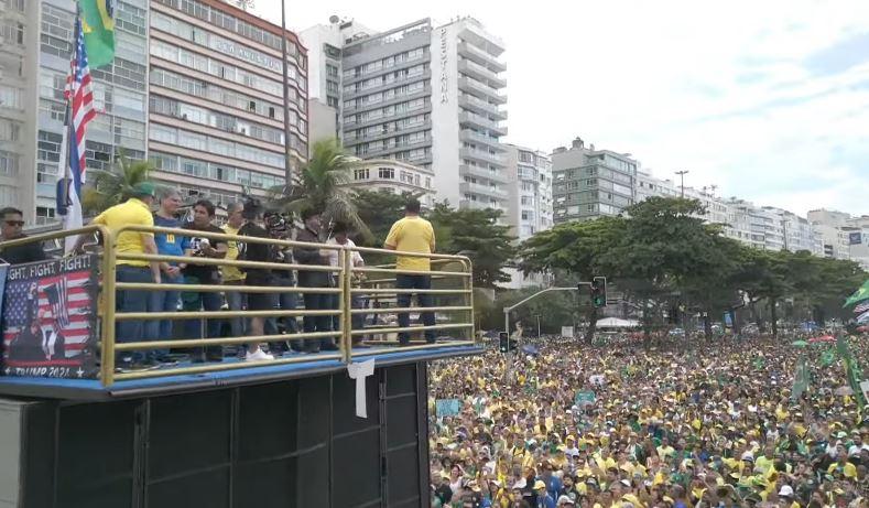 Bolsonaro critica STF e defende anistia em ato na Praia de Copacabana