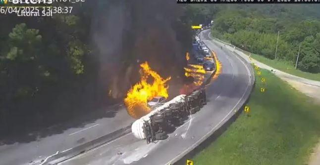 BR-101 é reaberta 16 horas depois de explosão de caminhão em Santa Catarina