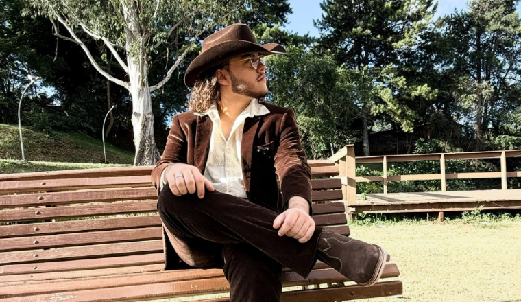 Jean Lucas lança seu primeiro single, “Fiel”, uma composição do pai, o cantor Moisés Cleyton