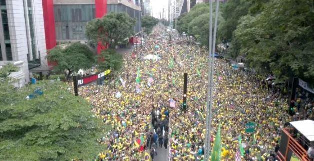Multidão toma a Avenida Paulista e pede: 'Anistia já'