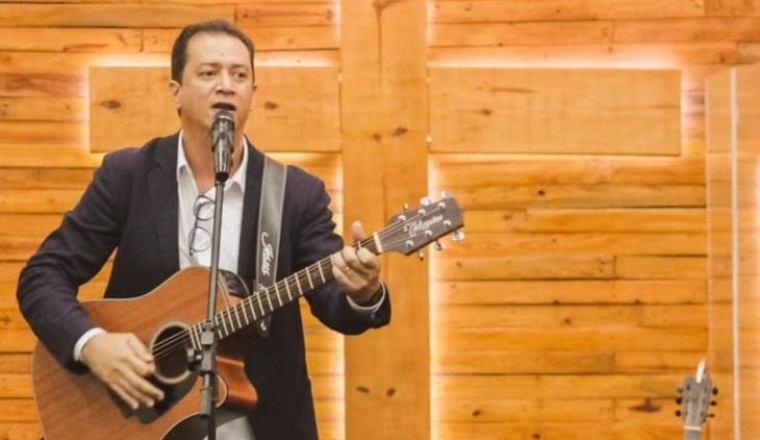 Robson Oliver no seu primeiro lançamento com o cover “Deus de Maravilhas”