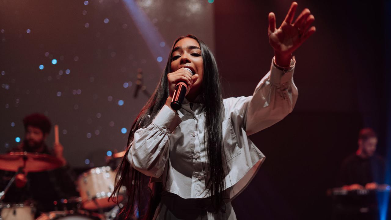 A Gospel Music Brasil estreia o projeto “Sessions” com a canção “Em Todos Os Lugares”, na voz da talentosa Esther