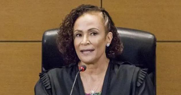 Desembargadora mantém salário acima do teto e processa jornal que revelou seus vencimentos
