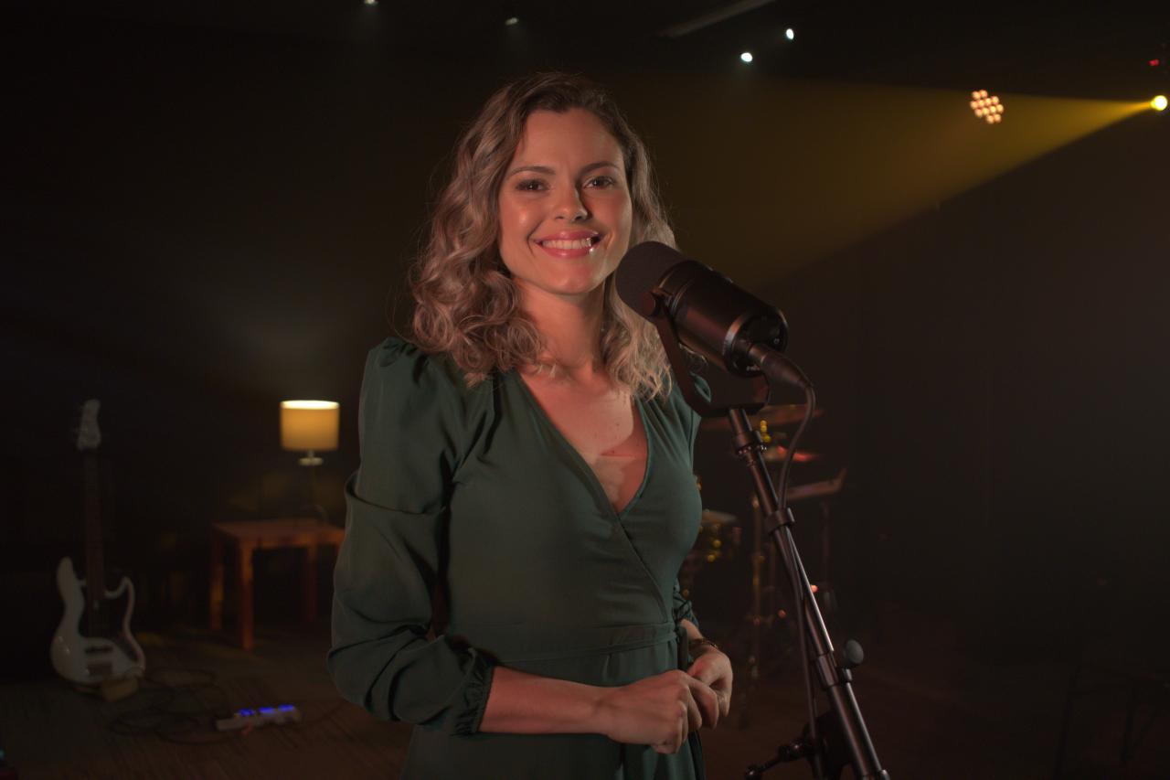 Ellen Lizz celebra 10 anos de ministério com o lançamento do single 