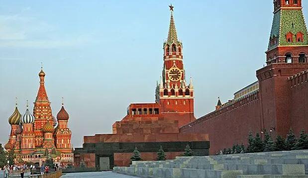 Lula participa de desfile militar em Moscou ao lado de ditadores