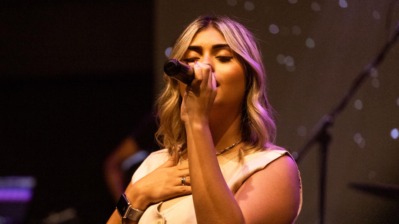 Raissa Cespedes na belíssima interpretação da música “Tempestade”