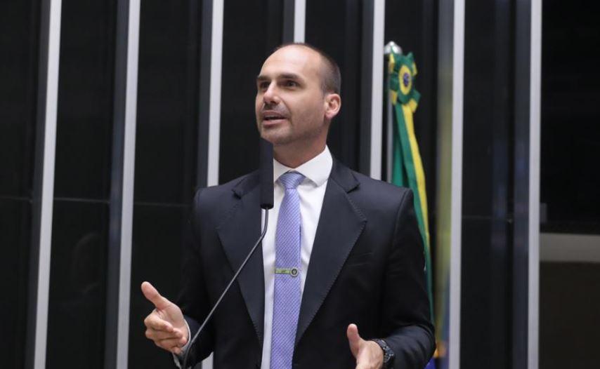 Alexandre de Moraes dá cinco dias para PGR se manifestar sobre inquérito envolvendo Eduardo Bolsonaro