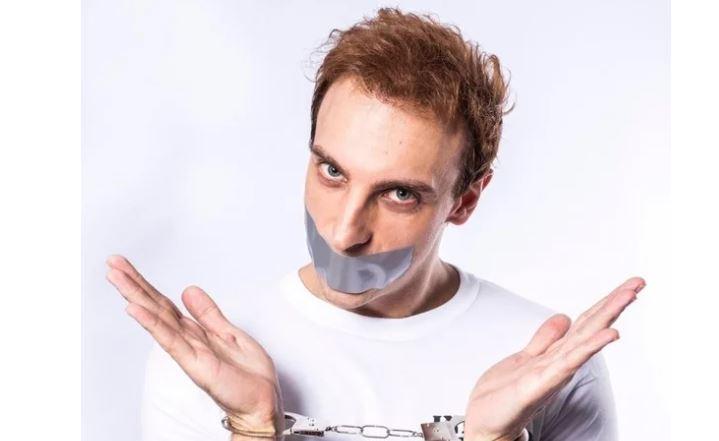 Humoristas Leo Lins é condenado a 8 anos de prisão por piadas em show