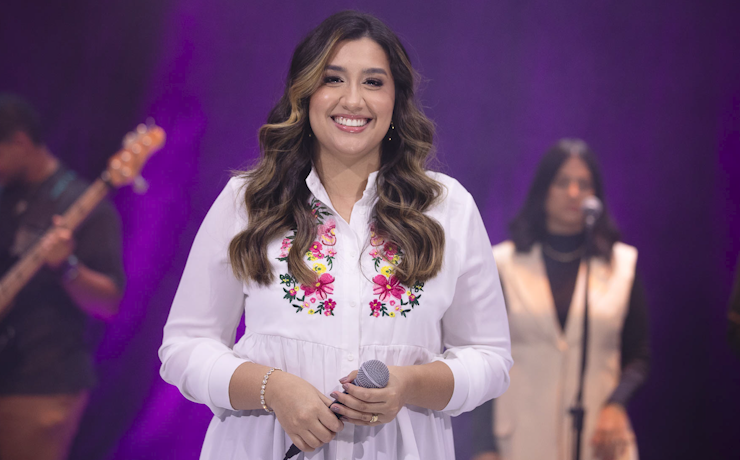 Kelly Benigno lança o single “Pra Deus Jamais Será Tarde”, a fé em ação