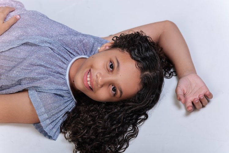 Lara Rodrigues lança cover da canção 