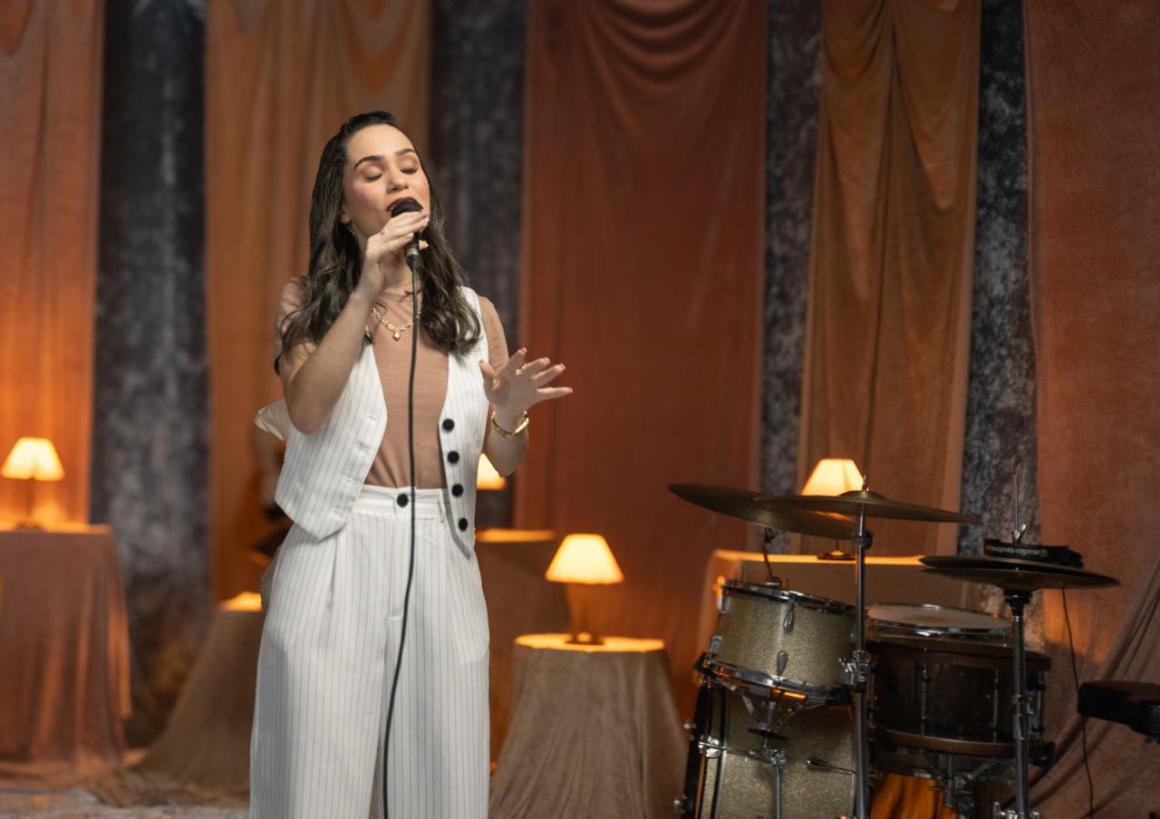 Lílian Marinho lança sua carreira como intérprete, pela Uni Records, com a canção “Dia e Noite”