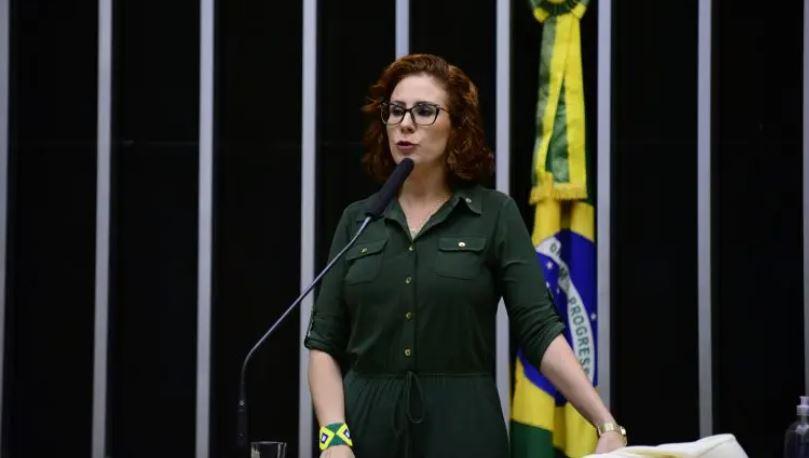 Moraes ordena prisão preventiva de Carla Zambelli