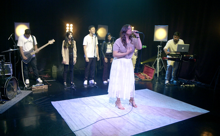 Na canção “Enquanto Se Pode Achar”, Aline Tavares conclama as pessoas a buscarem a Deus intensamente