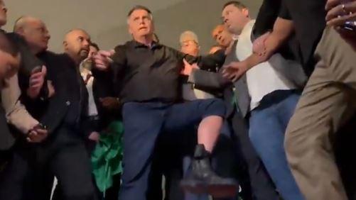 Bolsonaro exibe tornozeleira eletrônica e a chama de ‘símbolo de máxima humilhação’