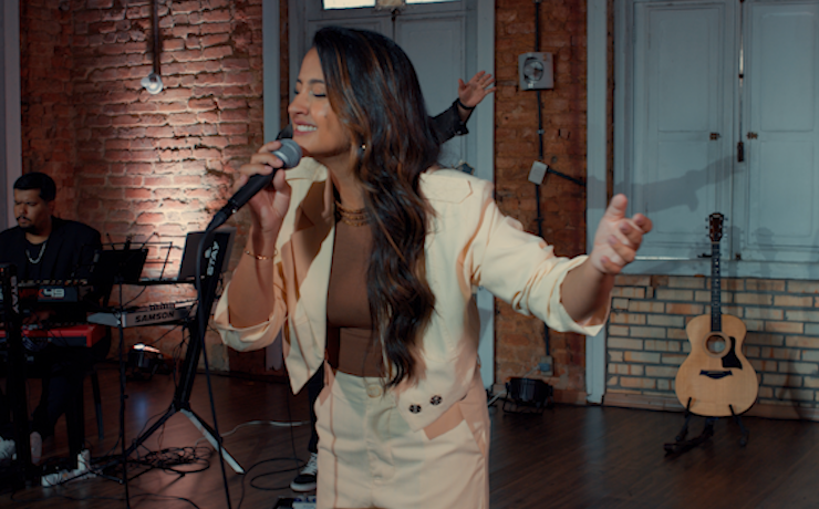 Bruna Martins lança o single “O Nome de Jesus”, atmosfera de adoração profunda