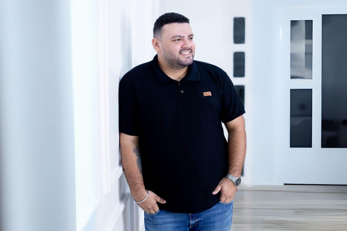 Do luto à promessa, Radamés Chaves, uma voz que emociona o Brasil através do louvor