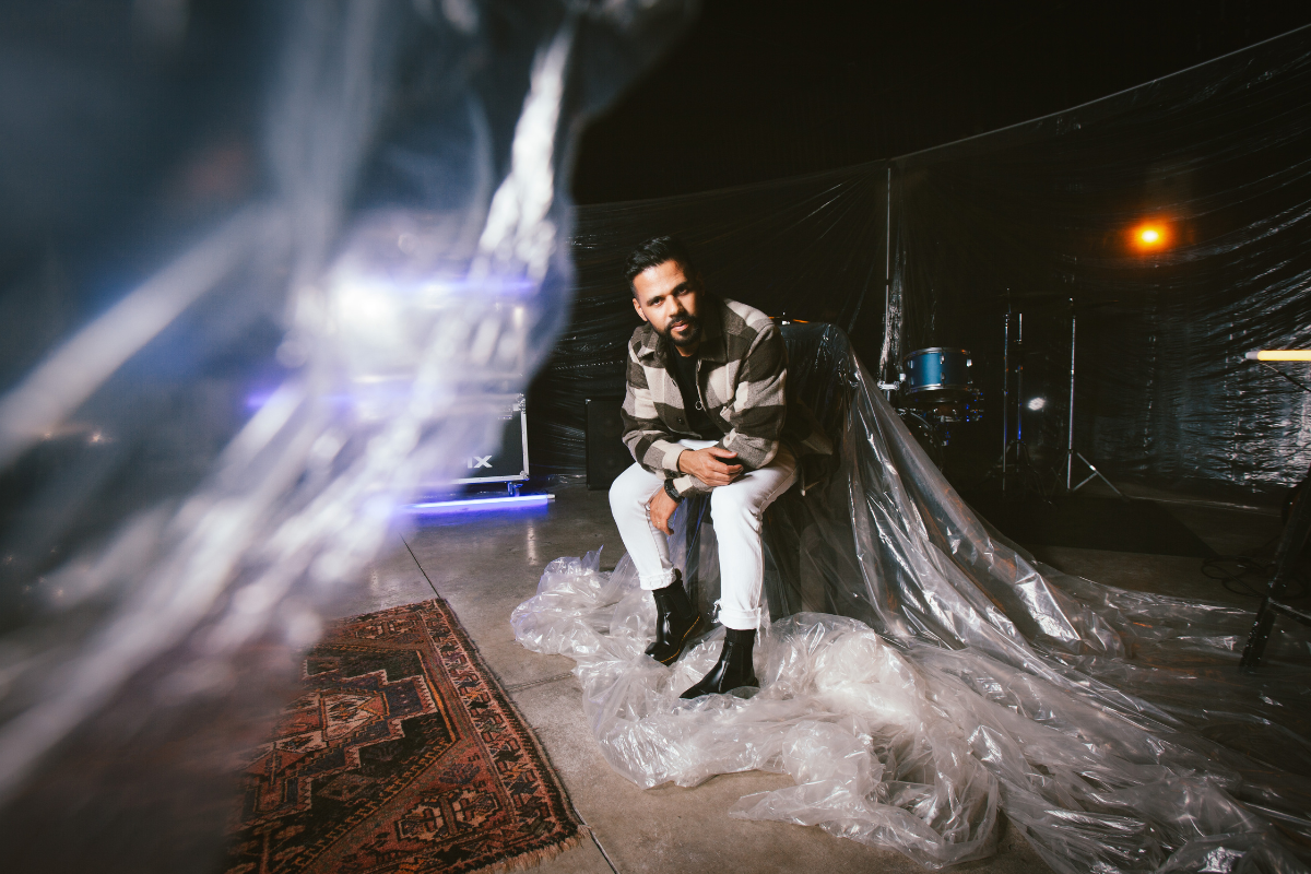 Filipe Marques traz ao público a canção “A Ele A Glória”, exaltação genuína a Jesus