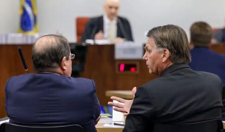 Moraes proíbe Bolsonaro de usar redes sociais
