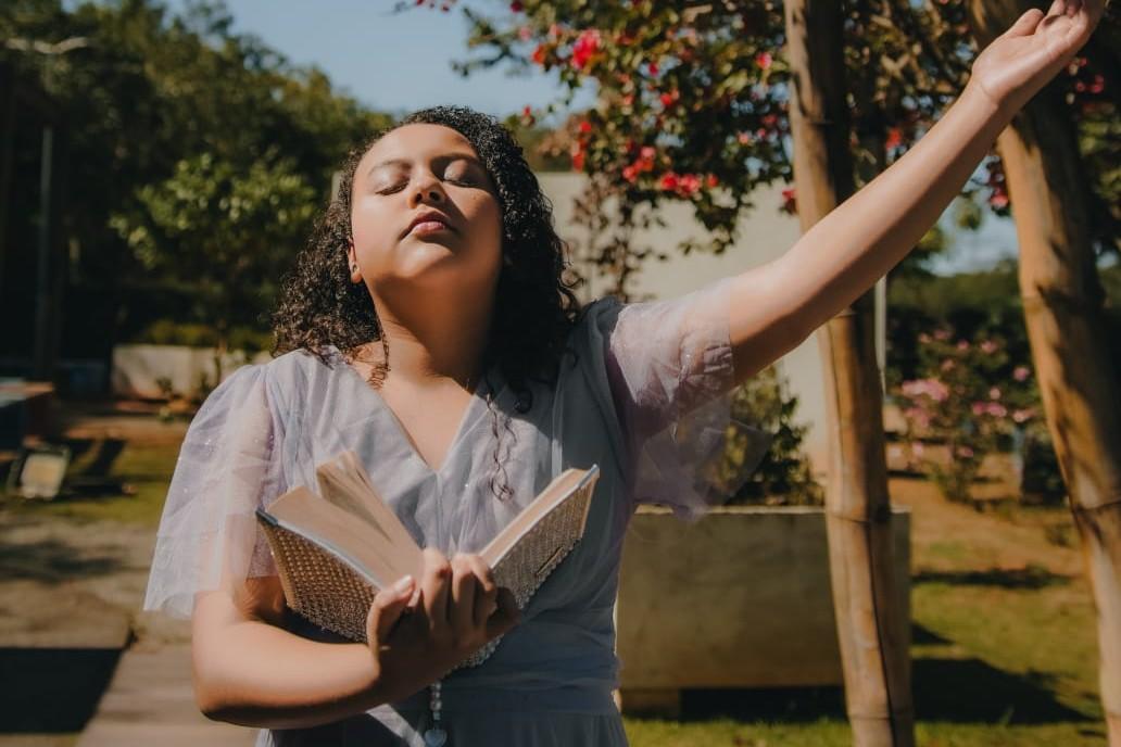 Ingrid Vitória lança o single e clipe “Vai Passar” com mensagem de fé e esperança