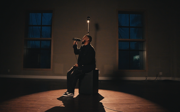 Israel Soares interpreta com propriedade a forte canção “Página da História”