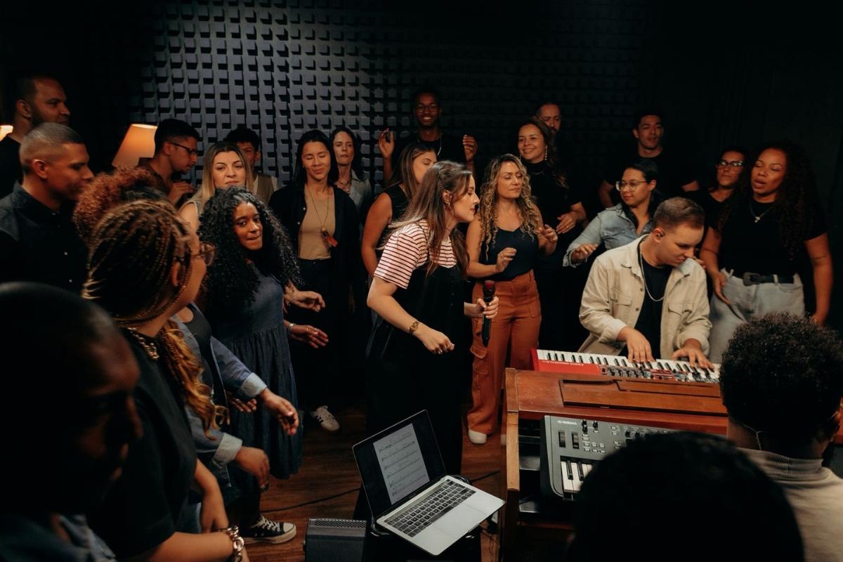 Esther Marcos canta “Milagres” linda canção autoral que intitula o projeto homônimo