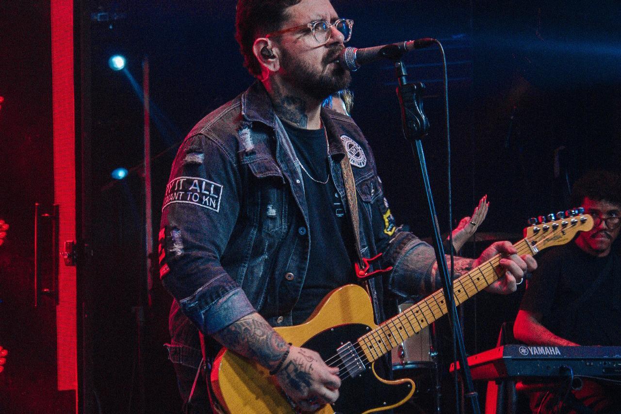 Felipe Bodão: guitarrista e produtor musical que se destaca por sua trajetória de sucesso