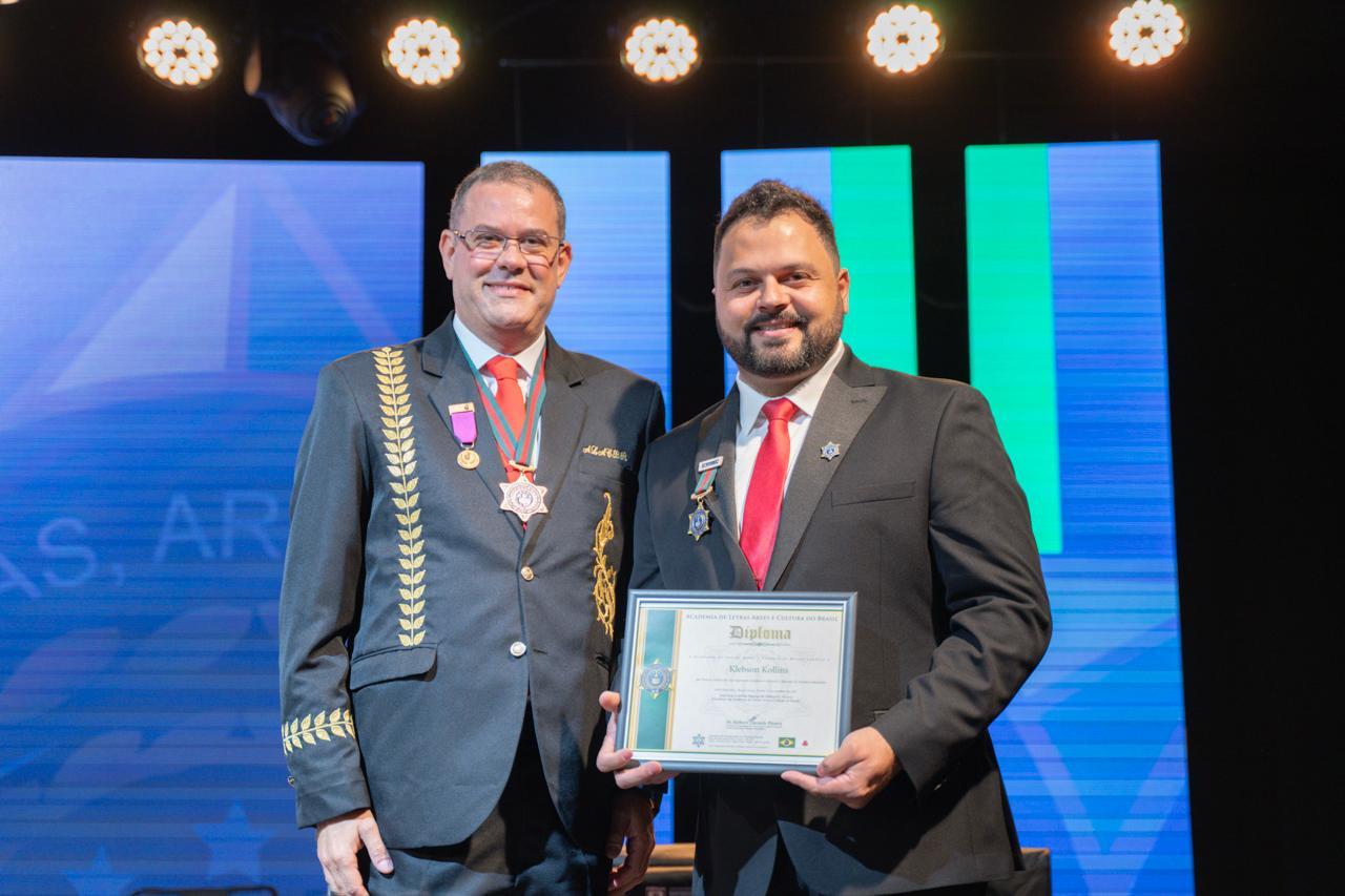 Klebson Kollins, cantor brasileiro residente em Atlanta (USA), recebe título de Grande Embaixador da Academia de Letras, Artes e Cultura do Brasil nos