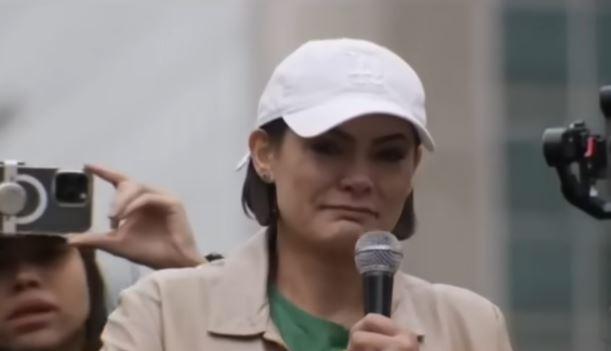 Michelle Bolsonaro se emociona em ato na Paulista e afirma que ex-presidente “não vai desistir”
