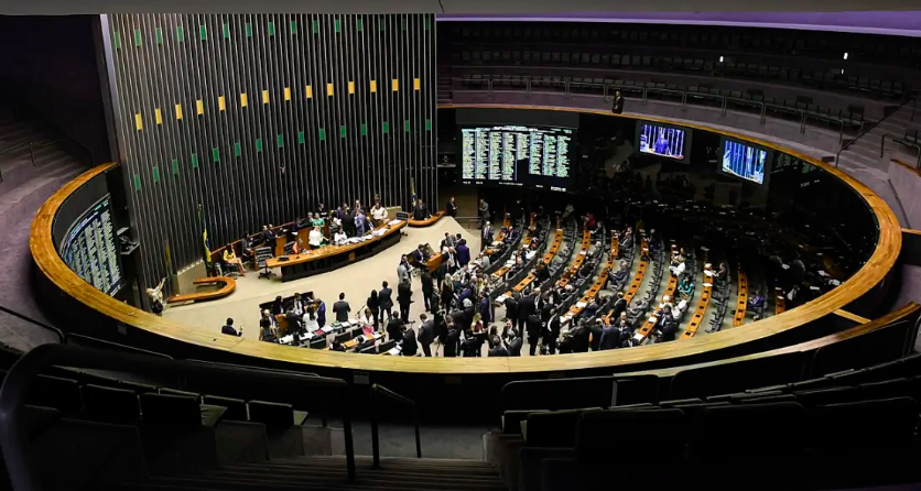 PEC que blinda parlamentares do STF é aprovada na Câmara com apoio da maioria dos líderes e da oposição liderada pelo PL