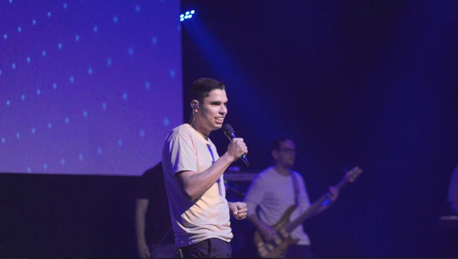 Clévis Santos lança “Glória ao Salvador (Ao Vivo)” em um projeto marcado por fé e adoração