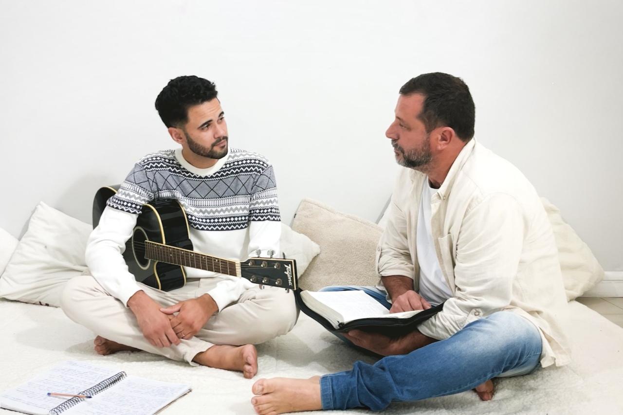 Marcelo Farias lança o single “Conversar” e convida o público a redescobrir a intimidade com Deus