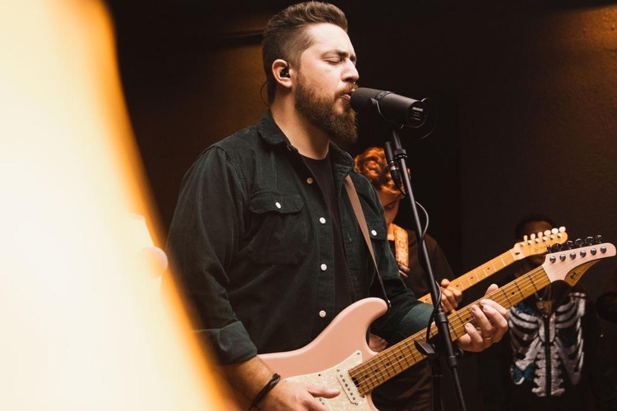 A trajetória vitoriosa de Guilherme Gazaffi, cantor e empresário brasileiro radicado nos Estados Unidos, que serve a Deus com seus múltiplos talentos