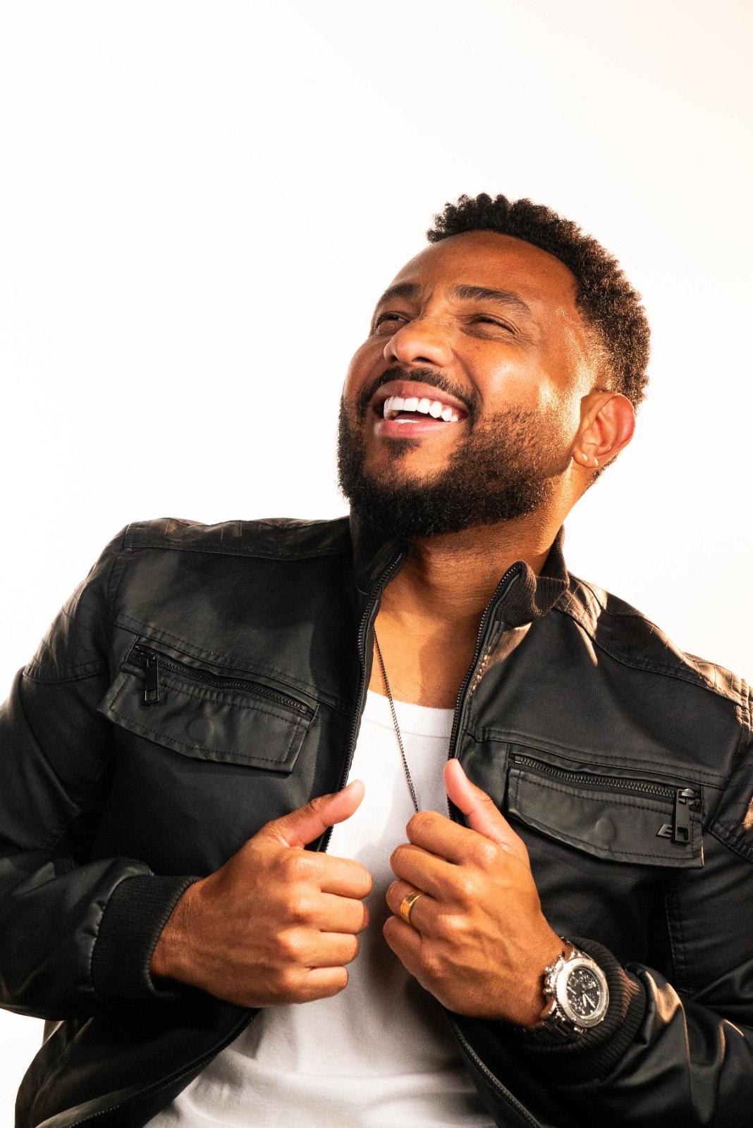 Com o álbum “Memóri4s”, Eli Soares conquista o Latin GRAMMY®️ em sua oitava indicação ao prêmio