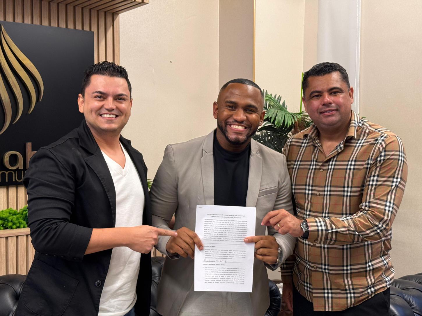 O cantor VJota assina contrato com a gravadora Todah Music