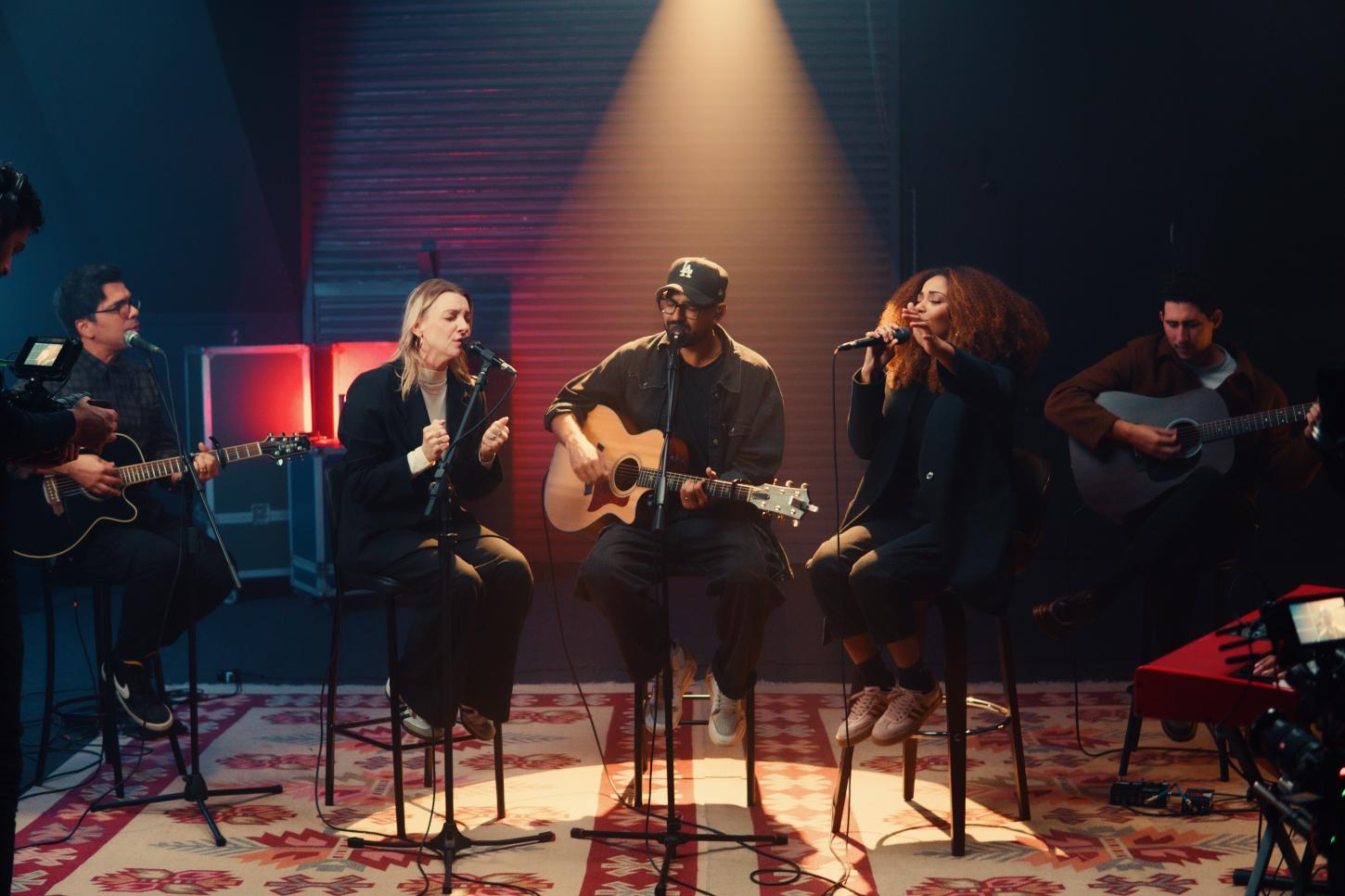 Lucas e Evelyn collab Paola Carla declaram a santidade de Deus na canção “Santo, Santo”