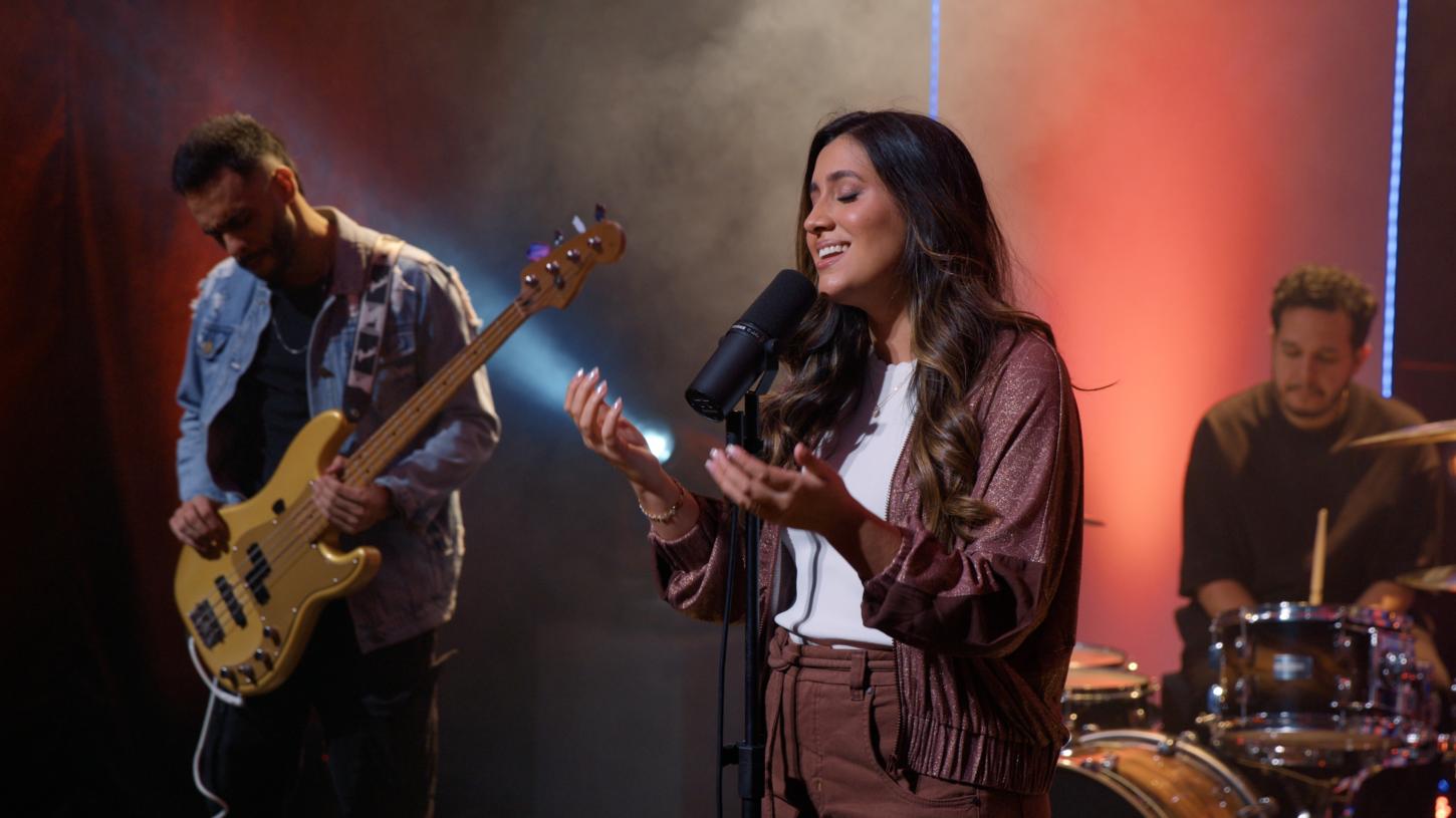 Kelly Benigno lança o single “Nunca Me Deixará” – cuidado e fidelidade de Deus