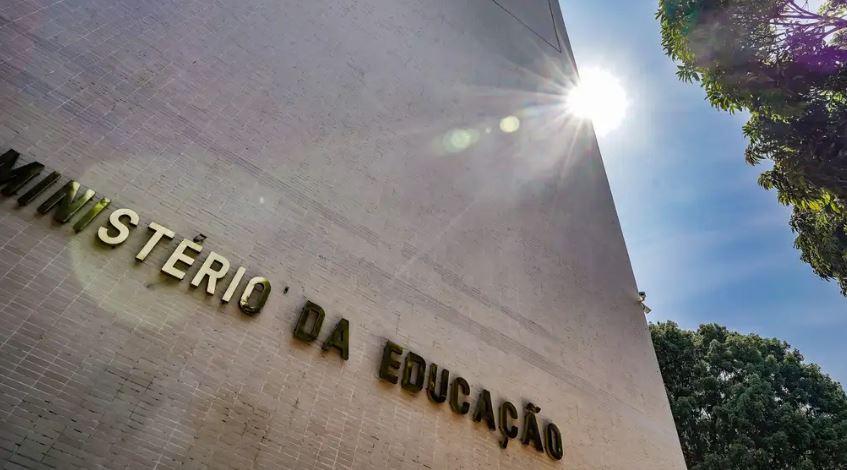 Governo Lula deixa 45 mil alunos com deficiência visual sem livros em Braille