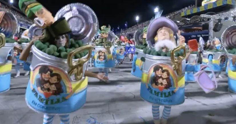 Homenagem a Lula em escola de samba retrata evangélicos em lata de conserva