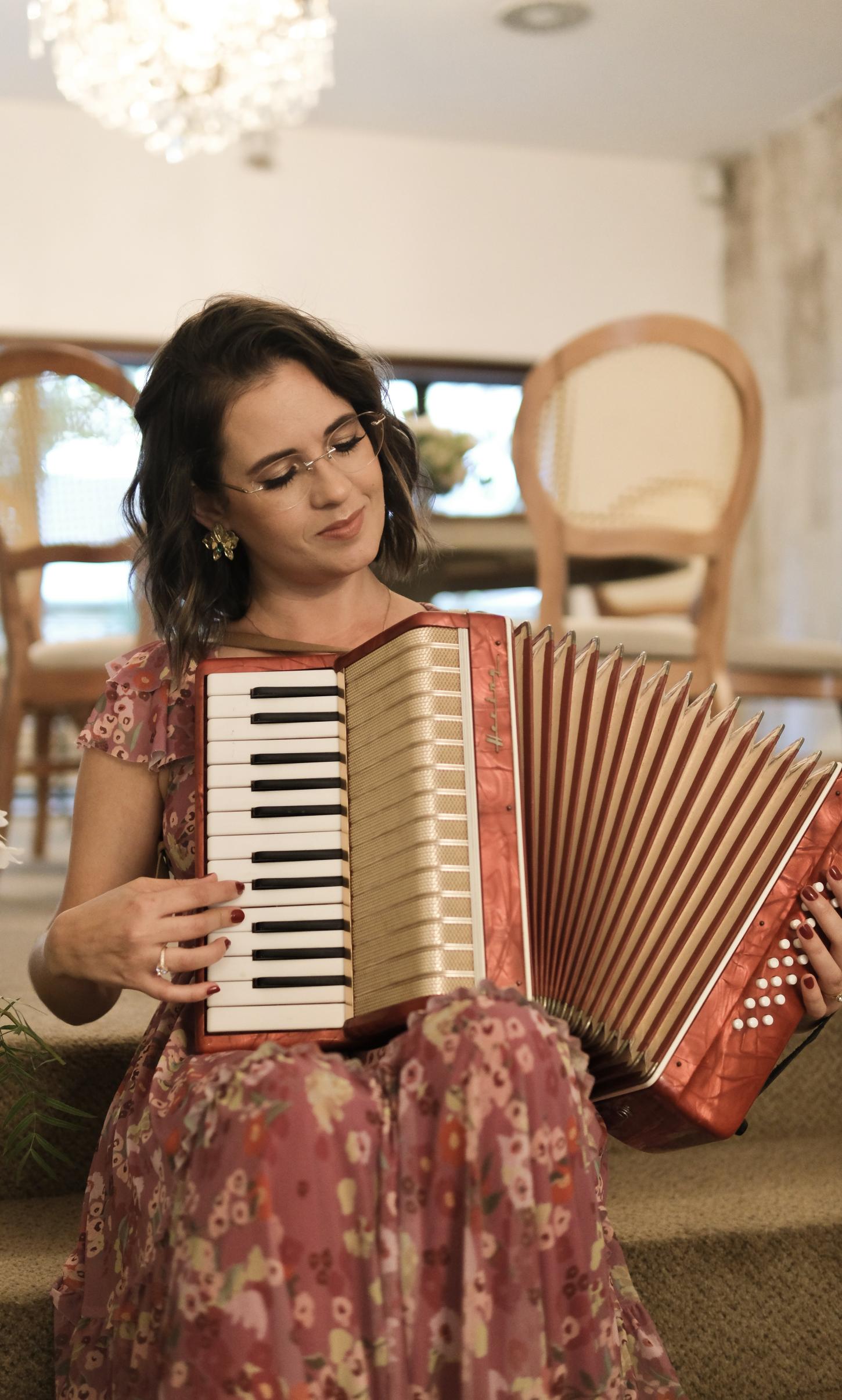 “Fé Menina”: Cantora Áquila lança canção de esperança para mulheres em tempos de dor e resistência