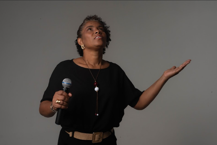 Flávia Quintino apresenta canção “Não Desanimamos” inspirada em 2 Coríntios