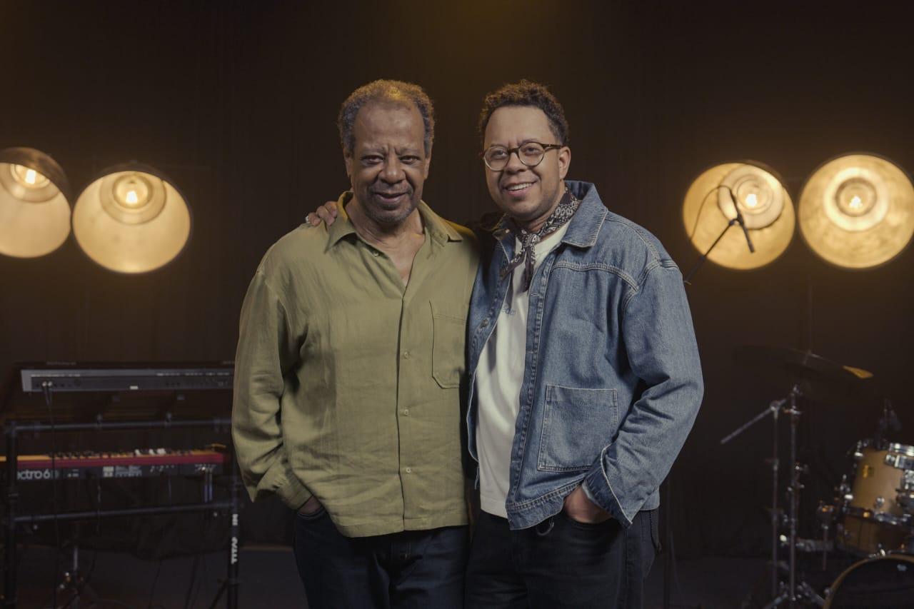 Rodrigo de Campos e Adhemar de Campos no medley “Santo Pra Sempre” e “Oh! Quão Lindo Esse Nome É”