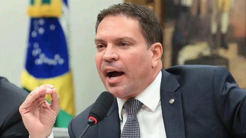 Eduardo diz que Ramagem foi detido por infração de trânsito e deve ser liberado