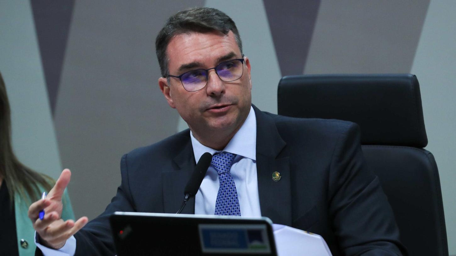 Flávio Bolsonaro lidera engajamento digital entre presidenciáveis