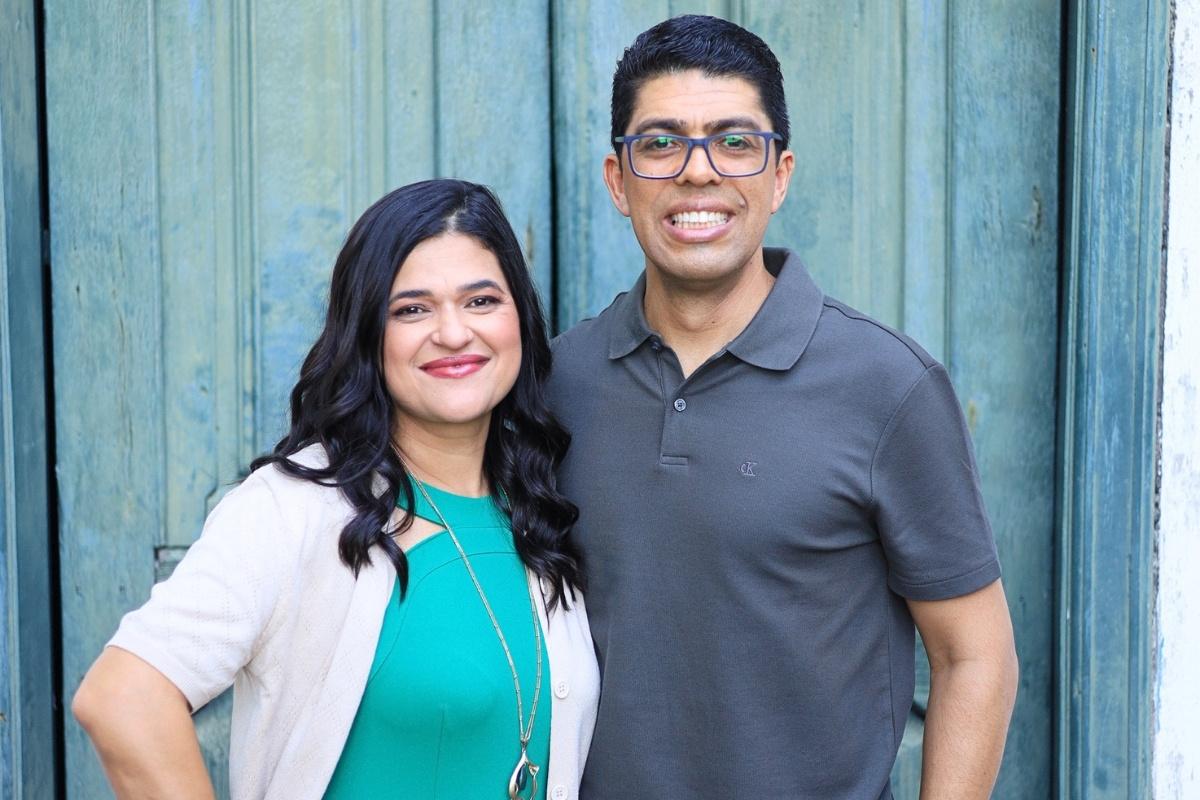 Janaína Nascimento feat. Pastor Israel Almeida em “Meu Deus Está” – Ele não mudou