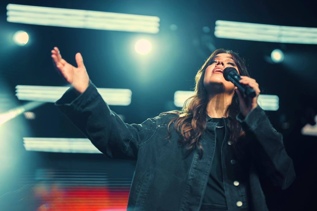 “Te Adoramos”: O Canto das Igrejas e Milena entoam a essência da adoração genuína