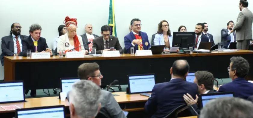 Comissão especial aprova o fim da escala 6x1