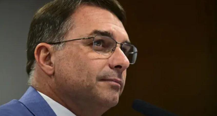 Em entrevista à Globo, Flávio questiona repasse de Vorcaro à emissora: 'É dinheiro sujo?'