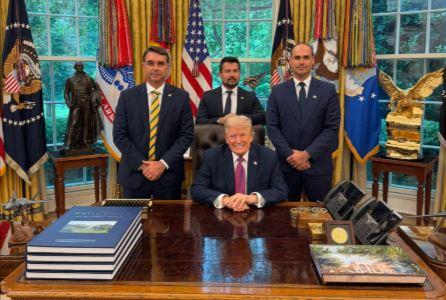 Flávio Bolsonaro se reúne com Trump na Casa Branca