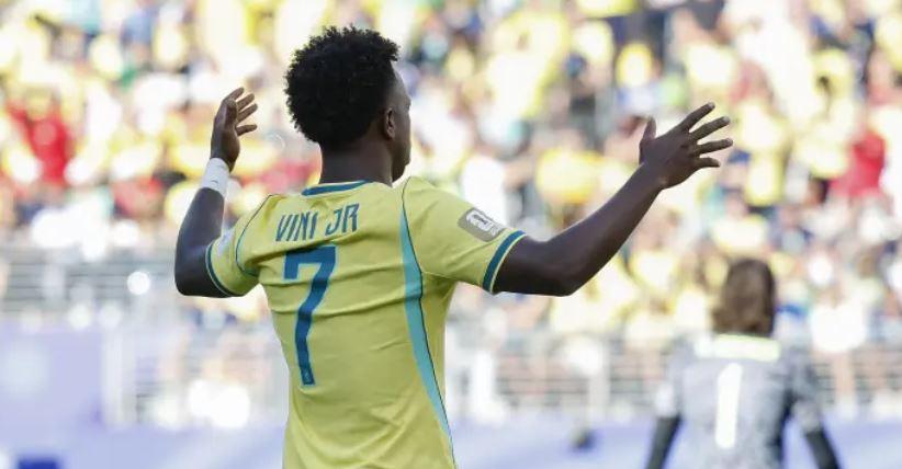 Brasil vira contra o Japão e se classifica para as oitavas da Copa